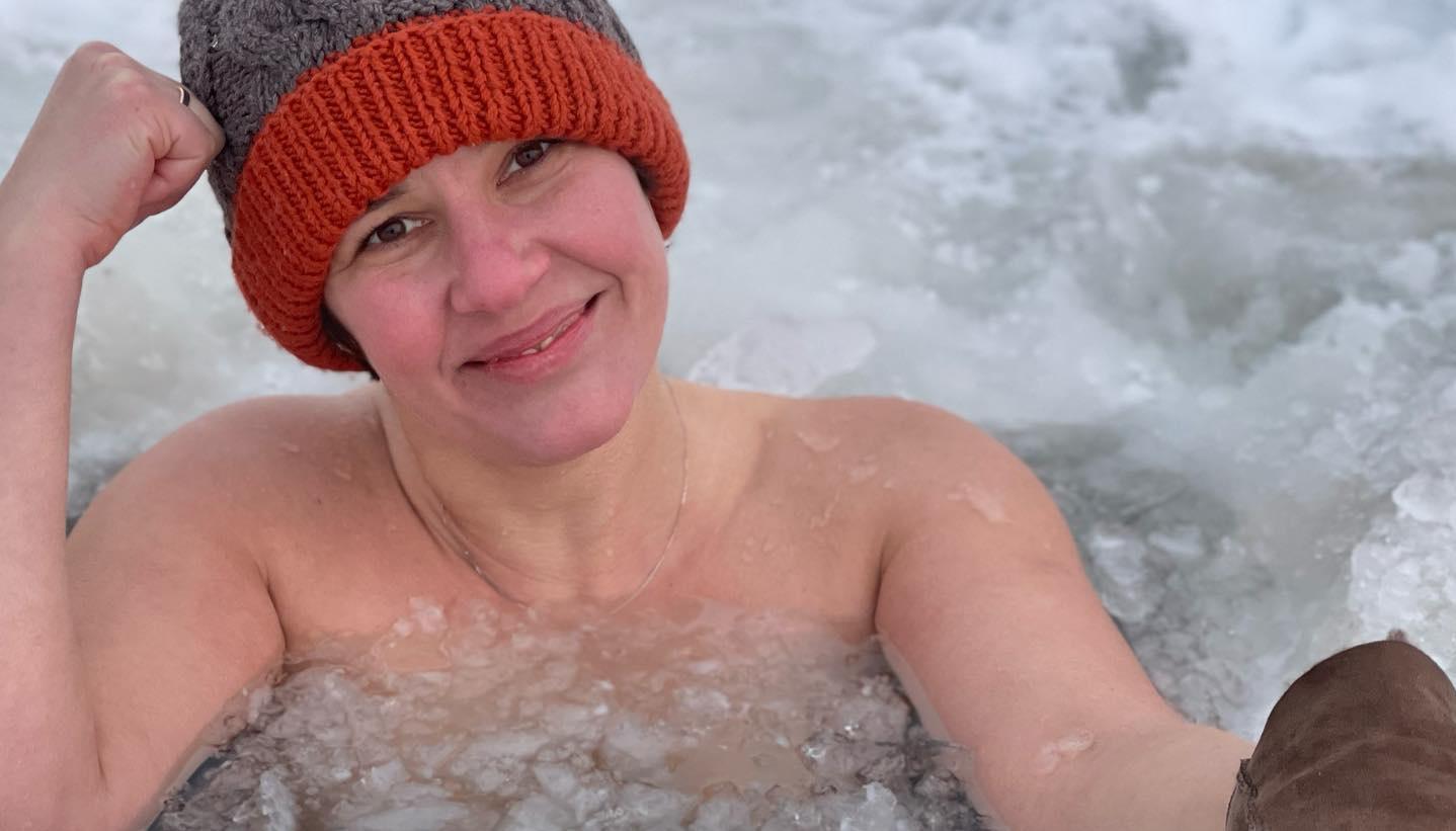 Рейзниеце-Озола голая в ледяной воде при -23 и делится фото в соцсетях |  Latvijas ziņas - Новости Латвии