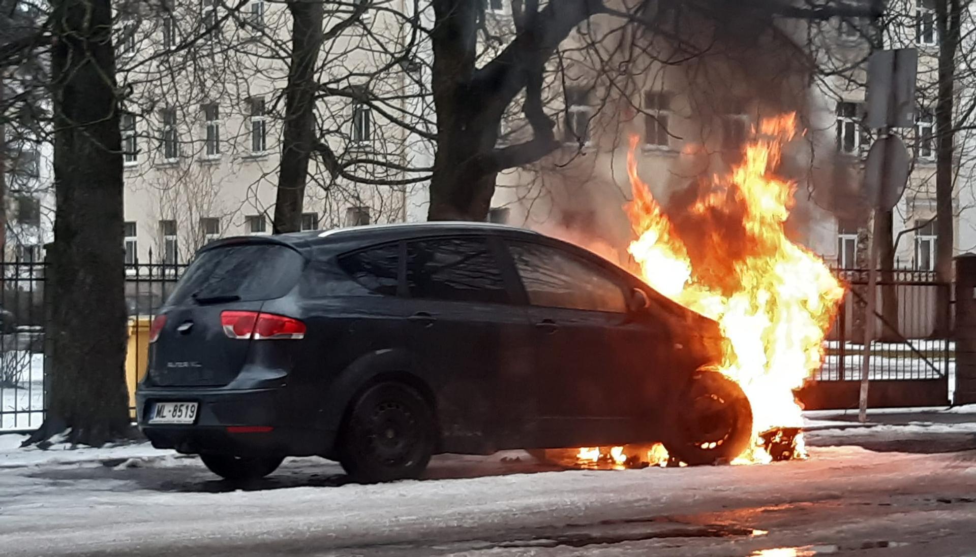 На парковке в Пурвциемсе загорелась машина (видео) | Latvijas ziņas -  Новости Латвии