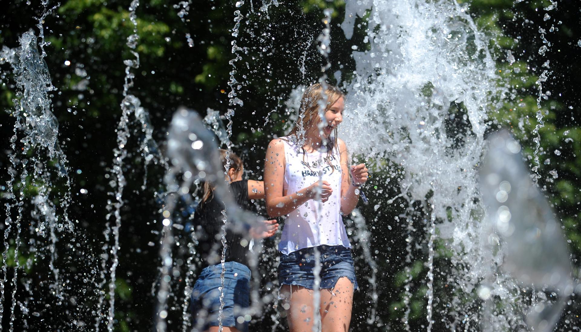 Летом даже в безветренный день. Девушки купаются в фонтане. Жара девушки. Девочка купается в фонтане. Девушки в жару.