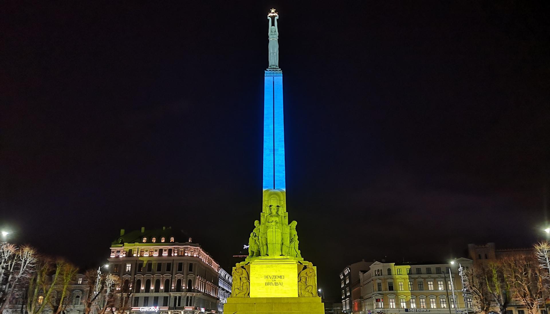 Памятник Свободы раскрасили в цвета украинского флага | Latvijas ziņas -  Новости Латвии