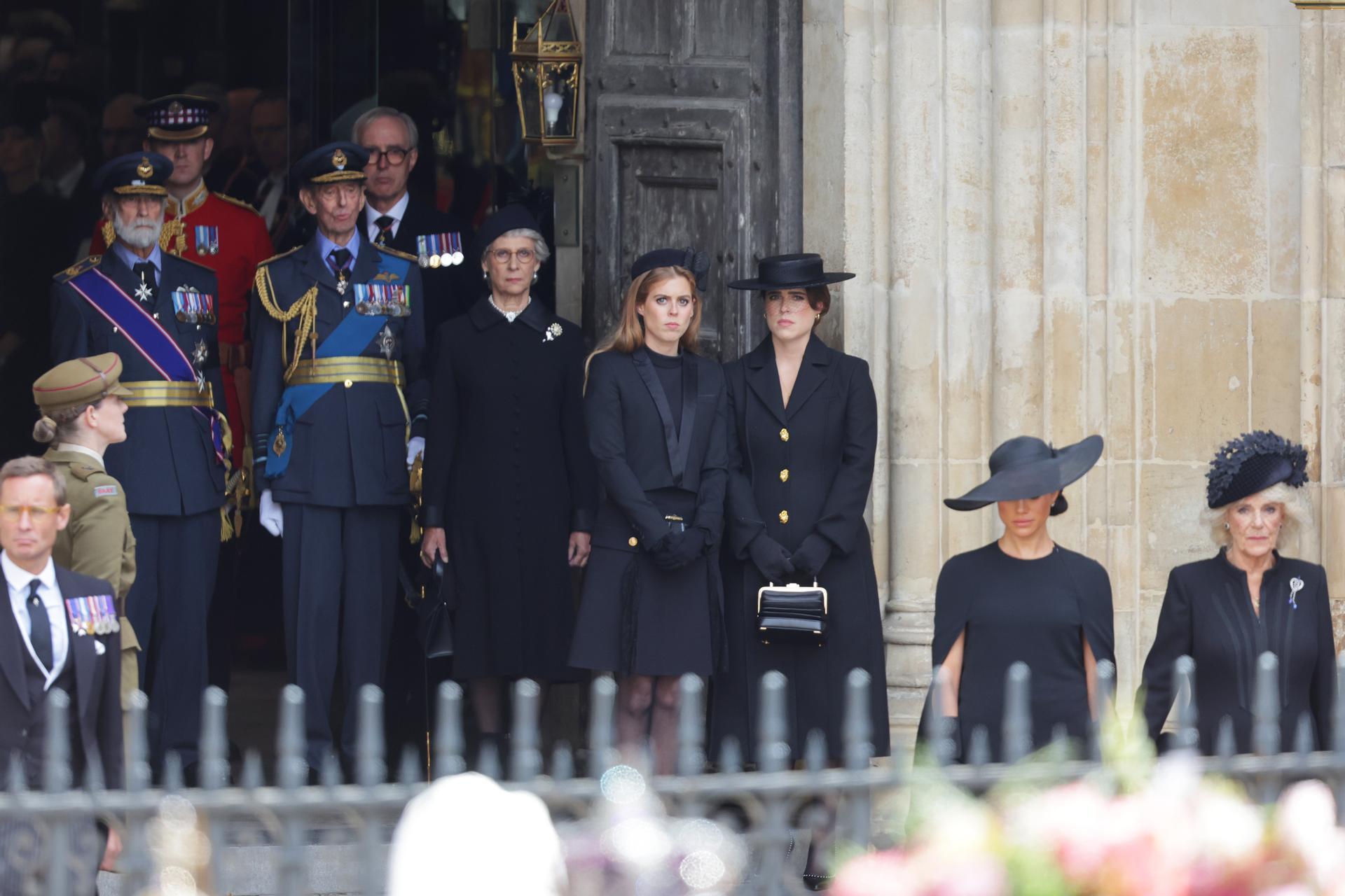 Принцесса Беатрис на похоронах Елизаветы