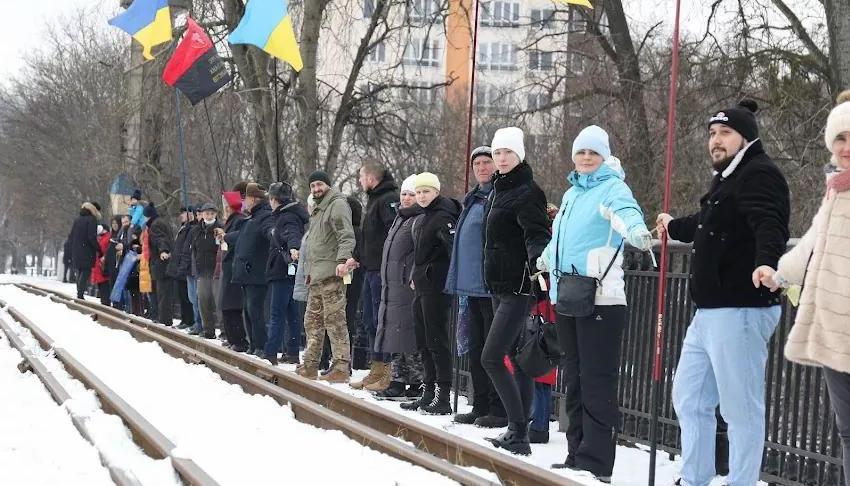 Фото люди на мосту