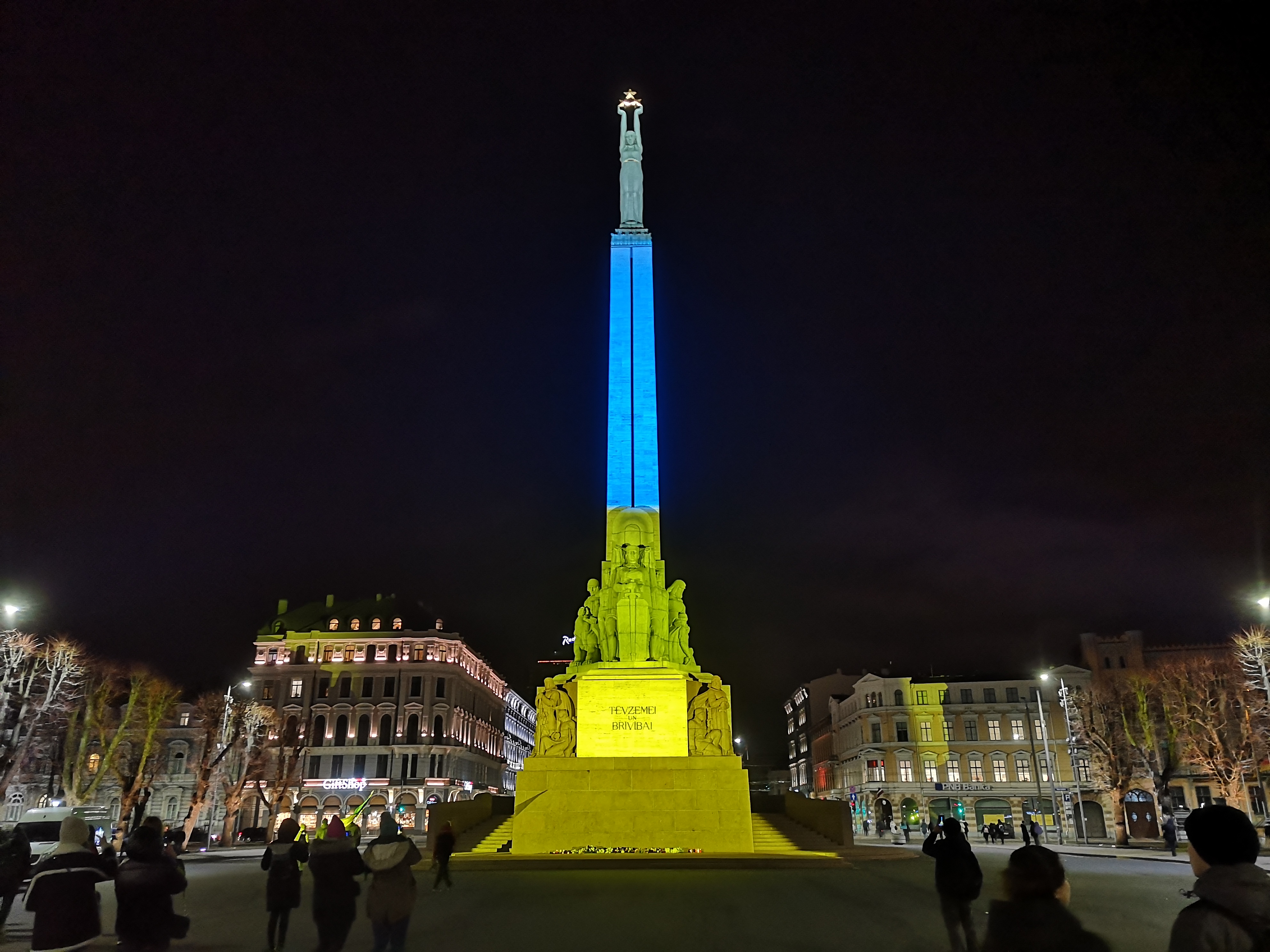 В Риге памятник Свободы подсветят цветами украинского флага | Latvijas  ziņas - Новости Латвии