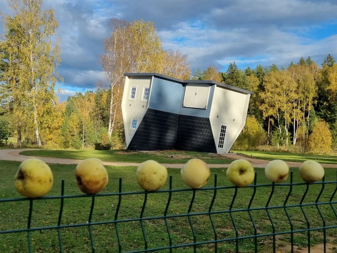 В Латвии появился перевернутый дом | Latvijas ziņas - Новости Латвии